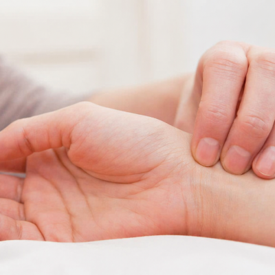 Pulsdiagnose vor Akupunkturbehandlung